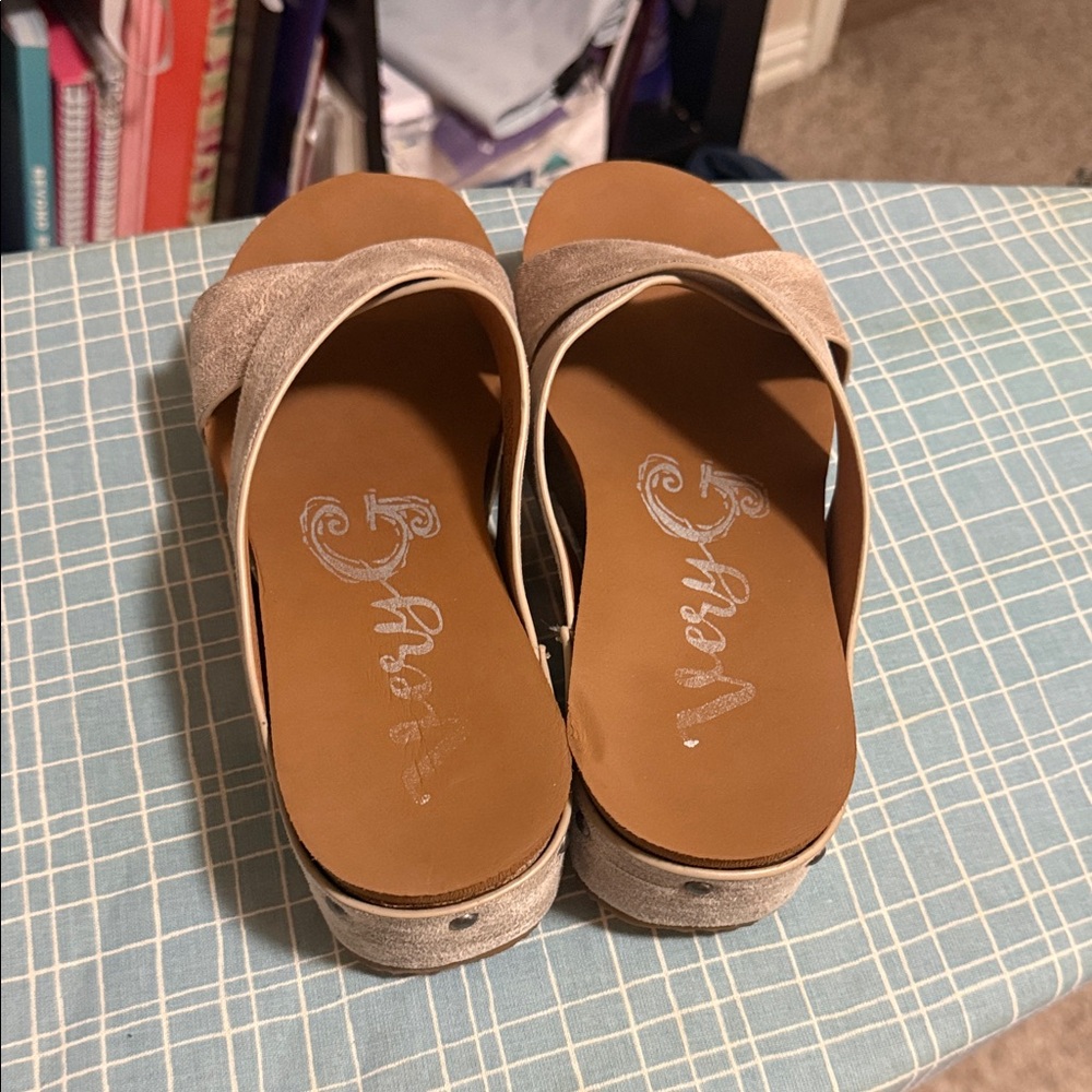 Very G Women's Tan Slide Sandals - Picture 3 of 4